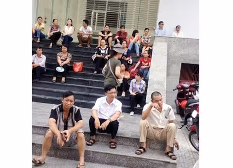 Phụ huynh Hà Nội nhẫn nại chờ đợi con thi vào lớp 10 năm 2015.