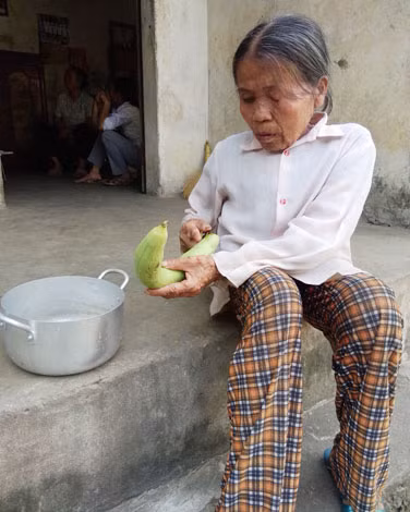 Chị Nguyễn Thị Đông đang chuẩn bị bữa cơm đạm bạc cho gia đình.