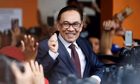 Ông Anwar hồ hởi sau khi được hoàng gia ân xá.