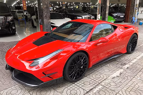 Động cơ V8 nguyên bản trên Ferrari 458 Italia sẽ sản sinh công suất tối đa 562 mã lực và mô-men xoắn cực đại 540 Nm. "Siêu ngựa" này mất khoảng thời gian 3,4 giây để tăng tốc từ vị trí đứng yên lên 100 km/h trước khi đạt tốc độ tối đa 320 km/h. Giá trị xe cũ trên thị trường hiện nay khoảng 8 tỷ đồng, tuy nhiên giá phiên bản độ độc này hiện vẫn được giữ kín.