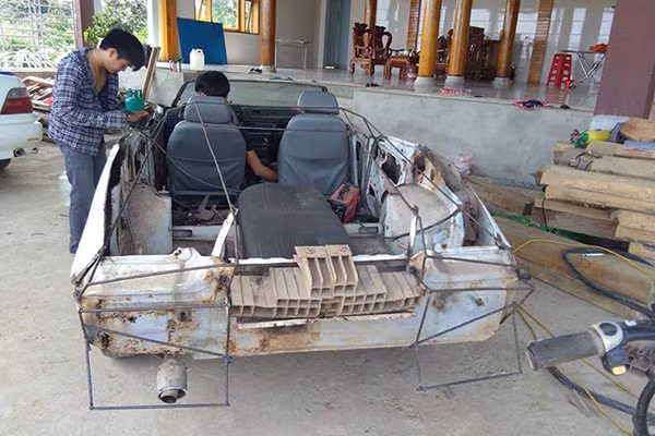 Với bản độ dựa theo mẫu xe cổ Shelby Cobra 427, Kiên không có ý định chế theo một mẫu xe nào mà chỉ độ lại theo niềm đam mê của mình. Sau 2 tháng trời ròng rã làm việc, cuối cùng tác phẩm đầu tay của chàng trai Hà Tĩnh cũng đã hoàn thành.