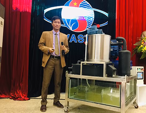 Ths. Lê Văn Luân công bố kết quả nghiên cứu thành công máy làm đá tuyết.