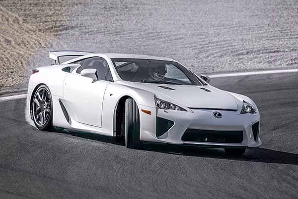Lexus LFA: Là siêu xe “già” nhất trong danh sách này nhưng không thể ngăn được thân xe của chiếc xe này được làm từ polyme gia cố bằng sợi carbon (CFRP). Chiếc xe được trình làng từ năm 2009 và theo thông tin của nhà sản xuất, 65% vật liệu carbon được sử dụng giúp chiếc xe giảm được tới 100 kg và tăng độ cứng cho toàn bộ chiếc xe.