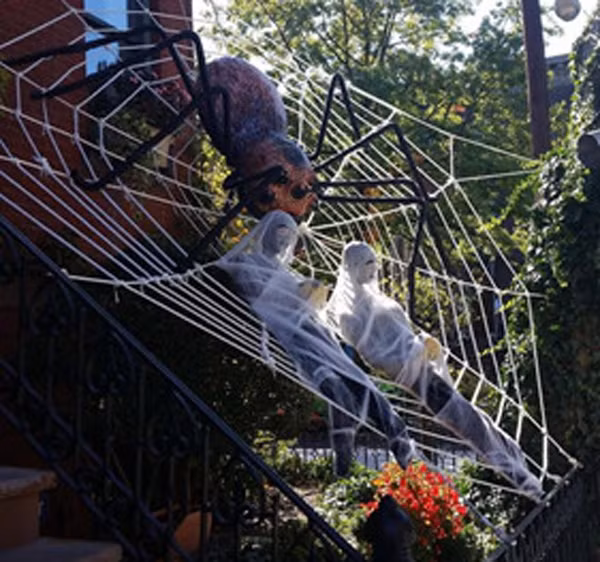 Rất nghiêm túc trong việc trang trí lễ hội Halloween, chủ nhân ngôi nhà khiến nhiều người phát khiếp với sự sáng tạo độc đáo của mình.