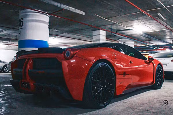 Những hình ảnh cập nhật mới nhất cho thấy chiếc siêu xe Ferrari 458 Italia độ Misha Designs xuất hiện tại một hầm đỗ xe trong khu đô thị nằm ở quận Thanh Xuân, Hà Nội. Như vậy, đây là chiếc siêu xe thứ 4 được chuyển "hộ khẩu" từ Nam ra Bắc, cả 3 chiếc trước đó đều từng thuộc sở hữu của Cường “Đô la” bao gồm Porsche 911 GT3 RS, Ferrari 488 GTB hay Lamborghini Aventador LP700-4 mui trần.