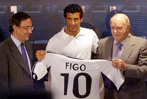Ông Perez (trái) trong buổi lễ ra mắt của Luis Figo.