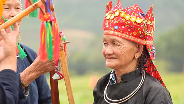 Nghệ nhân ưu tú Hà Thị Phương đang biểu diễn then cổ.