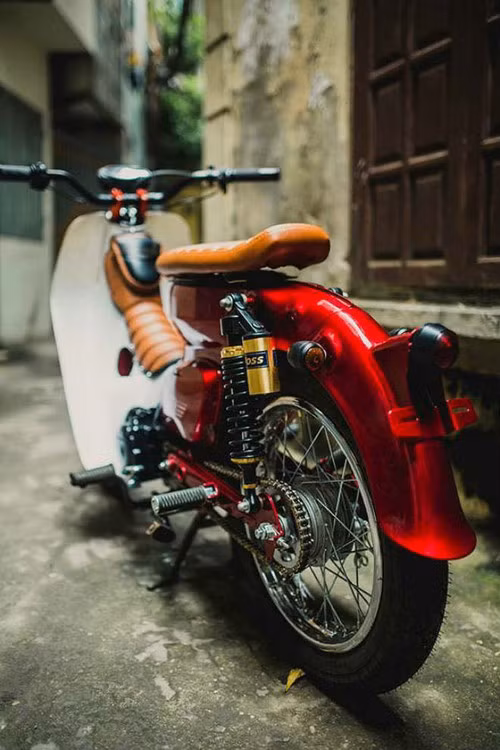 Từ yên xe, ghi đông, vành bánh đều thuộc loại mới. Phía sau là hệ thống treo với bình dầu rời YOSS.