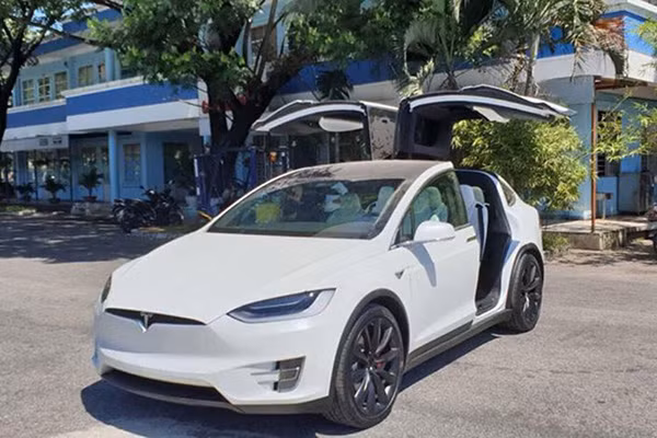 Tại thị trường Mỹ, Tesla Model X có 5 bản trang bị khác nhau là 60D, 75D, 90D, P90D và P100D với giá bán khởi điểm là 74.000 USD (tương đương 1,65 tỷ đồng). Theo tính toán, giá lăn bánh của chiếc Tesla Model X P100D ở Việt Nam vào khoảng 9 tỷ đồng.