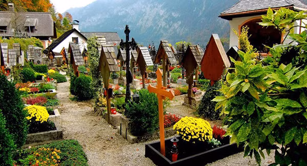 Nghĩa trang nhỏ của Hallstatt có vài trăm ngôi mộ được xếp hàng gọn gàng và chăm chút cẩn thận. Cách đó không xa, một hầm lưu trữ hài cốt gọi là Beinhaus Hallstatt tại tầng hầm của nhà nguyện St. Michael, nơi bạn có thể sẽ cảm thấy rùng rợn khi lướt mắt nhìn hơn 1.200 hộp sọ xếp đầy gian phòng. Ảnh: Douglas Sprott.