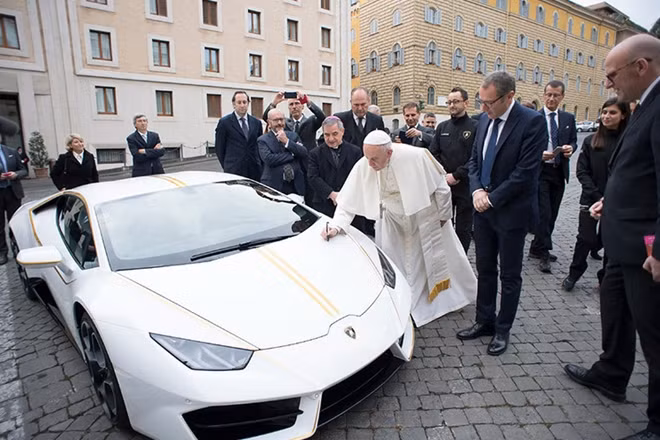 Đức Giáo hoàng Francis ký tên lên nắp ca-pô của chiếc siêu xe đem bán đấu giá.