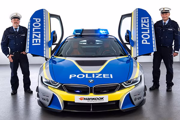 Chiếc BMW i8 Roadster của Cảnh sát Đức có tên “BMW i8 Tune it! Safe! AC Schnitzer”. Chiếc BMW i8 Roadster của Cảnh sát Đức có tên “BMW i8 Tune it! Safe! AC Schnitzer”.