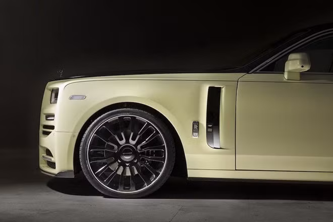 Mansory cũng bổ sung thêm khe thoát gió 2 bên hông xe. Mâm xe tiêu chuẩn đã được thay thế bằng bộ vành 24 inch đa chấu màu đen.