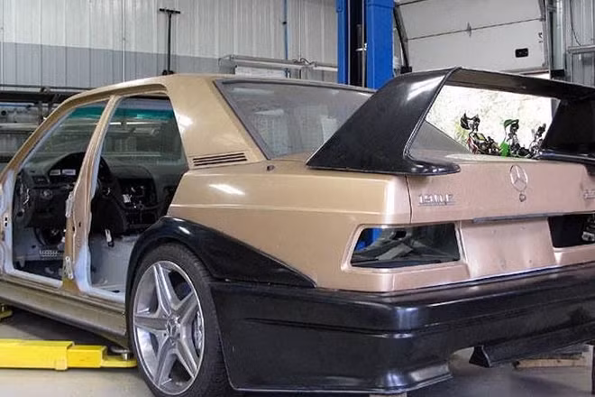 Bodykit của 190E 2.5-16 Evolution II được lắp vào sau khi Piper Motorsport "giải phẫu" thân xe thành công.