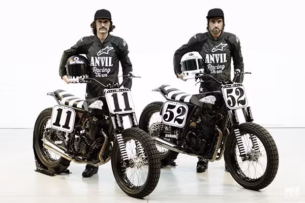 Bộ đôi môtô độ phong cách Flat Tracker này là sản phẩm nhằm kỷ niệm niệm 20 năm tình bạn của cặp đôi nhà thiết kế phục trang môtô nổi tiếng Phonz và San Marco.