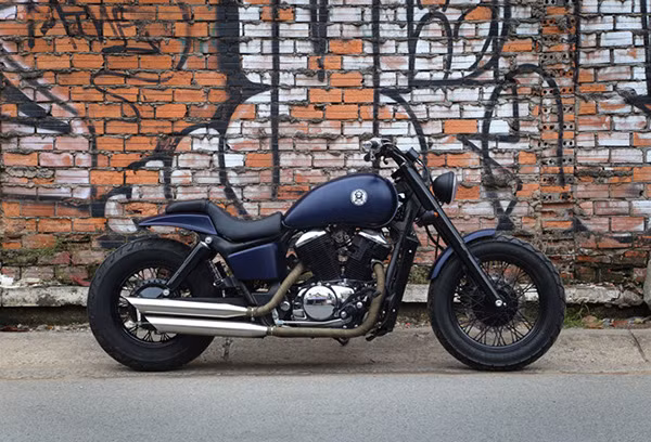 Bản độ Honda Shadow 400 được một garage khá nổi tiếng đất Sài thành thực hiện. Với mục đích dọn mới, xe vẫn mang thiết kế đặc trưng từ mẫu nguyên bản nhưng được thay đổi một số chi tiết để tăng tính thẩm mỹ theo sở thích của chủ nhân.
