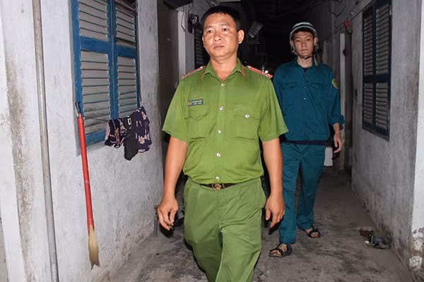 Thượng uý Bùi Hoàng Công cùng Dân quân tự vệ tuần tra tại địa bàn dân cư. Thượng uý Bùi Hoàng Công cùng Dân quân tự vệ tuần tra tại địa bàn dân cư.
