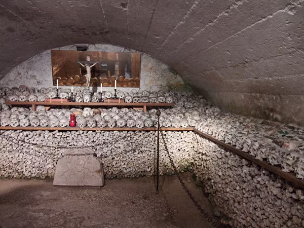 Năm 1720, người dân nơi đây bắt đầu truyền thống vẽ lên hộp sọ với những hình trang trí mang tính biểu tượng, ngày tháng năm sinh và ngày mất để tưởng nhớ người đã khuất. Beinhaus Hallstatt lưu trữ hơn 1.200 hộp sọ, 610 trong số đó được vẽ một cách tinh tế, trở thành bộ sưu tập hộp sọ được tô vẽ còn nguyên vẹn lớn nhất ở châu Âu. Ảnh: Wikimedia Commons.