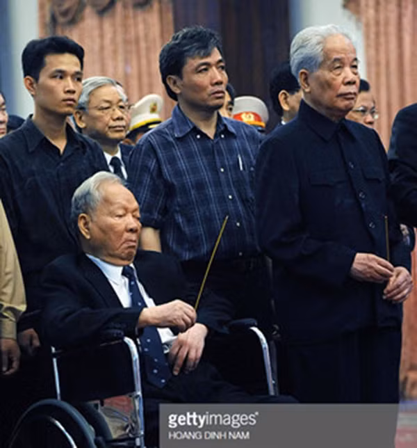 Nguyên Tổng Bí thư Đỗ Mười và nguyên Chủ tịch nước Lê Đức Anh tại lễ viếng cố Thủ tướng Võ Văn Kiệt. Ảnh: Getty.