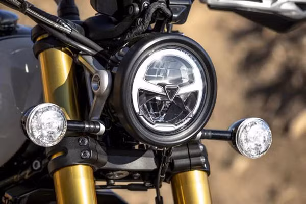 Dựa trên dòng Street Twin, tuy nhiên Triumph Scrambler mới đã có một loạt các thay đổi để trở thành một chiếc scrambler thực thụ. Xe vẫn giữ nguyên đèn pha chóa tròn và đèn xi-nhan cổ điển nhưng đã là full led. Dựa trên dòng Street Twin, tuy nhiên Triumph Scrambler mới đã có một loạt các thay đổi để trở thành một chiếc scrambler thực thụ. Xe vẫn giữ nguyên đèn pha chóa tròn và đèn xi-nhan cổ điển nhưng đã là full led.