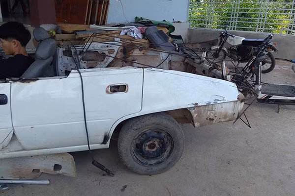 Kiên cho biết, anh mua lại chiếc xe Daewoo Cielo với giá 50 triệu đồng, sau đó bắt tay vào quá trình cắt bỏ đi một số dàn áo nguyên bản của xe, mui xe hay cả 2 hàng ghế sau. Tiếp đó là quá trình tạo hình dáng cho mẫu xe độ.