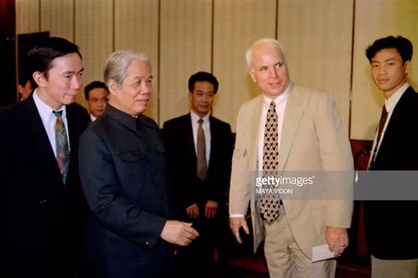 Đồng chí Đỗ Mười tiếp đón Thượng nghị sĩ Mỹ John McCain tại Hà Nội ngày 13-11-1996. Ảnh: Getty.