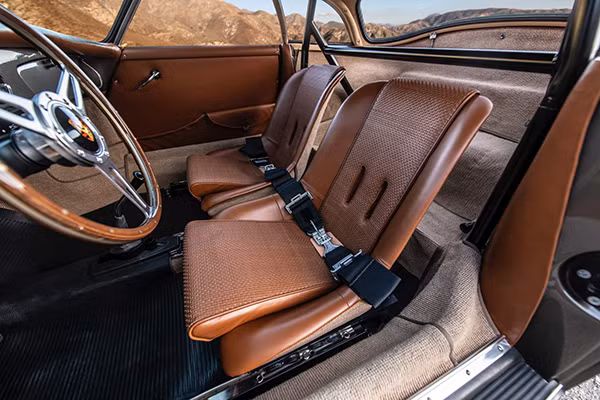 Thiết kế ghế ngồi kiểu Speedster với dây an toàn 2 điểm.