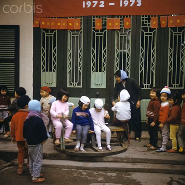 Một lớp mầm non ở Hà Nội năm 1973. Ảnh: Corbis.
