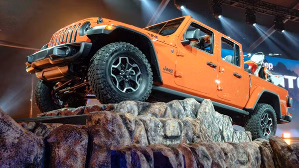 Jeep Gladiator 2020 đã xuất hiện trở lại với khả năng "trèo đèo, lội suối" không thể ấn tượng hơn.