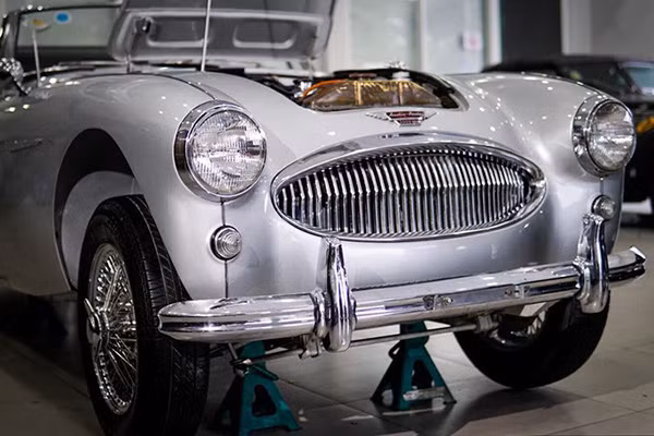 Chiếc xe Austin Healey 3000 Mk II đắt giá sau khi được chủ nhân cho đi "làm đẹp" đã trở lên sáng bóng thu hút ánh nhìn của mọi người.