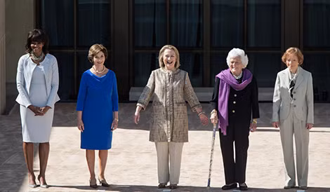 Từ trái qua là các cựu đệ nhất phu nhân: Michelle Obama, Laura Bush, Hillary Clinton, Barbara Bush và Rosalynn Carter. Ảnh: White House/Lawrence Jackson.