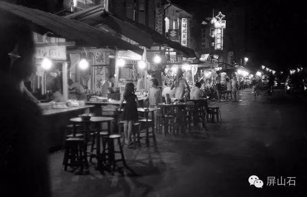 Chợ đêm ở Singapore những quán hàng ăn đông đúc.