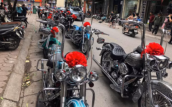 Màn rước dâu ấn tượng với hàng lối chỉnh tề và an toàn trên những tuyến phố Hà Nội, đám cưới này được xem là khá ấn tượng trong mắt những người yêu xe cũng như những người dân tham gia giao thông.