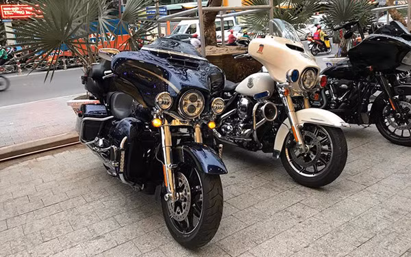Đức “Tào Phớ” (tên thật Trần Quang Đức), một biker trẻ tuổi nhưng được đa số giới mộ xe Việt Nam biết tới với bộ sưu tập môtô phân khối lớn hàng khủng cùng chiêu trò độc đáo, không đụng hàng, thu hút dư luận. Anh cũng là người sáng lập ra nhóm chơi xe VietGangz Brother Hood - nơi tập kết của giới đam mê môtô độ bánh béo lớn nhất tại Việt Nam.