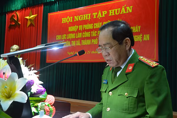 Đồng chí Đại tá Hồ Sỹ Tuấn - Phó Giám đốc Công an tỉnh phát biểu khai mạc hội nghị.