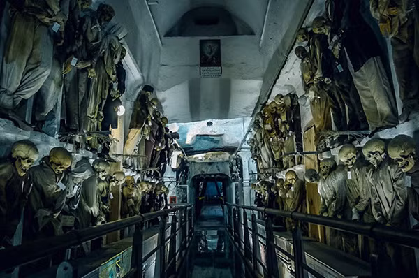 Nằm trên đảo Sicily ở miền Nam Italy, hầm mộ tu viện Capuchin Friars ma quáivới hơn 2.000 xác ướp thật sự là điểm đến đáng sợ, thách thức nhiều du khách. Trang phục mặc trên những xác ướp này phản ánh địa vị từng cá nhân trong xã hội địa phương khoảng thế kỷ 17-19. Ảnh: Unusual Places. Nằm trên đảo Sicily ở miền Nam Italy, hầm mộ tu viện Capuchin Friars ma quáivới hơn 2.000 xác ướp thật sự là điểm đến đáng sợ, thách thức nhiều du khách. Trang phục mặc trên những xác ướp này phản ánh địa vị từng cá nhân trong xã hội địa phương khoảng thế kỷ 17-19. Ảnh: Unusual Places.