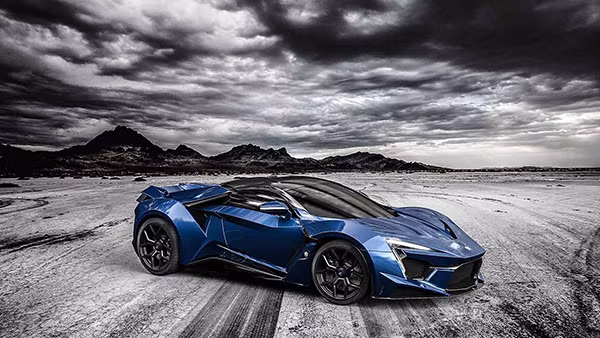 W Motors Fenyr Supersport: Với một siêu xe như W Motors Fenyr Supersport được trang bị động cơ Ruf chỉ có công suất 900 mã lực, bạn sẽ phải làm cách khác để tăng hiệu suất của mẫu xe này bằng cách tối ưu hoá trọng lượng nhờ một thân xe toàn carbon. Xe chỉ nặng 1.200 kg và vận tốc tối đa lên tới hơn 400 km/h.