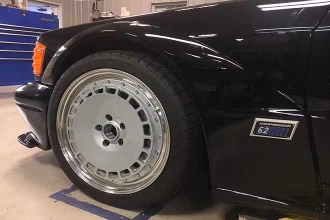 Hãng độ đã lựa chọn sử dụng bộ widebody với các hốc bánh nới rộng theo phong cách của phiên bản thể thao 190E 2.5-16 Evolution II.