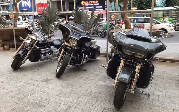 Ngoài những chiếc xe môtô cơ bắp Mỹ - Harley-Davidson, còn có hàng loạt chiếc môtô phân khối lớn hàng "khủng" khác đến từ các thương hiệu như; Honda Ducati, Kawasaki, Yamaha,... tham dự tiệc cưới biker này.