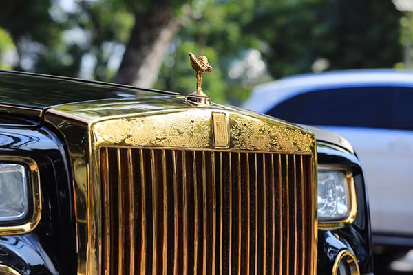 Sau khoảng 4 năm lăn bánh tại Hà Nội, chiếc siêu xe sang Rolls-Royce Phantom “phiên bản rồng” mạ vàng 24k độc nhất Việt Nam đã bất ngờ được chủ nhân bán lại cho một công ty nhập khẩu xe sang có tiếng ở Hà Nội và gần đây, đã bị bắt gặp xuất hiện lăn bánh tại Hải Phòng.