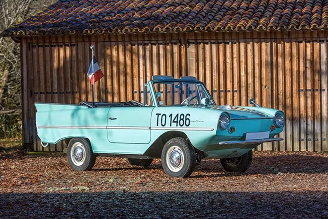 Được sản xuất từ đầu những năm 1960, mẫu xe Amphicar 770 ra mắt công chúng lần đầu vào năm 1961 tại New York Auto Show. Nó có thể vừa lội nước và cũng đi được cả trên cạn như xe thương mại bình thường.