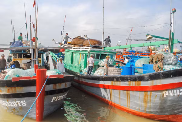 Ngư dân Phú Yên lên tàu cá chuẩn bị vươn khơi đánh bắt dài ngày trên biển.