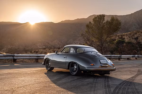 Thiết kế phía sau xe Porsche 356 phục chế.