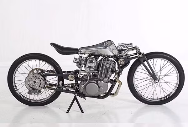 Khối động cơ Yamaha SR500 cùng bản độ có một không hai.