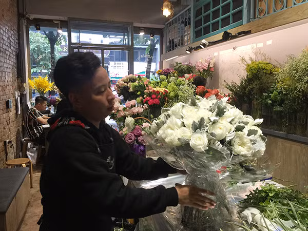 Bó hoa hồng trắng Ecuador 50 bông bán với giá 5 triệu đồng.