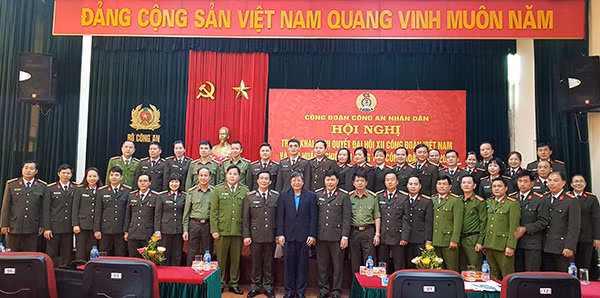 Cán bộ, học viên Công đoàn CAND chụp ảnh lưu niệm cùng đại biểu.