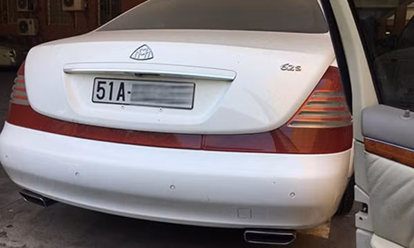 Maybach 62S màu trắng hiếm hoi tại thị trường Việt Nam.