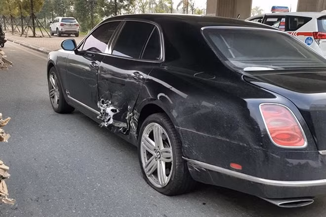 Hình ảnh chiếc xe siêu sang Bentley Mulsanne gặp tai nạn được cộng đồng mạng chia sẻ.