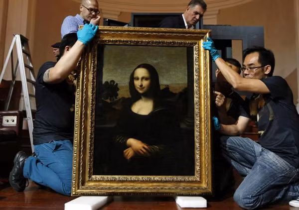 Nàng Mona Lisa bị trừ điểm khá nhiều bởi gương mặt lớn, hình dáng của đôi mắt, cằm 2 ngấn và khoảng cách nhỏ giữa môi và mũi.