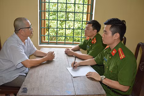 Công an Tuyên Quang ghi lời khai một đối tượng lừa đảo việc làm. Công an Tuyên Quang ghi lời khai một đối tượng lừa đảo việc làm.